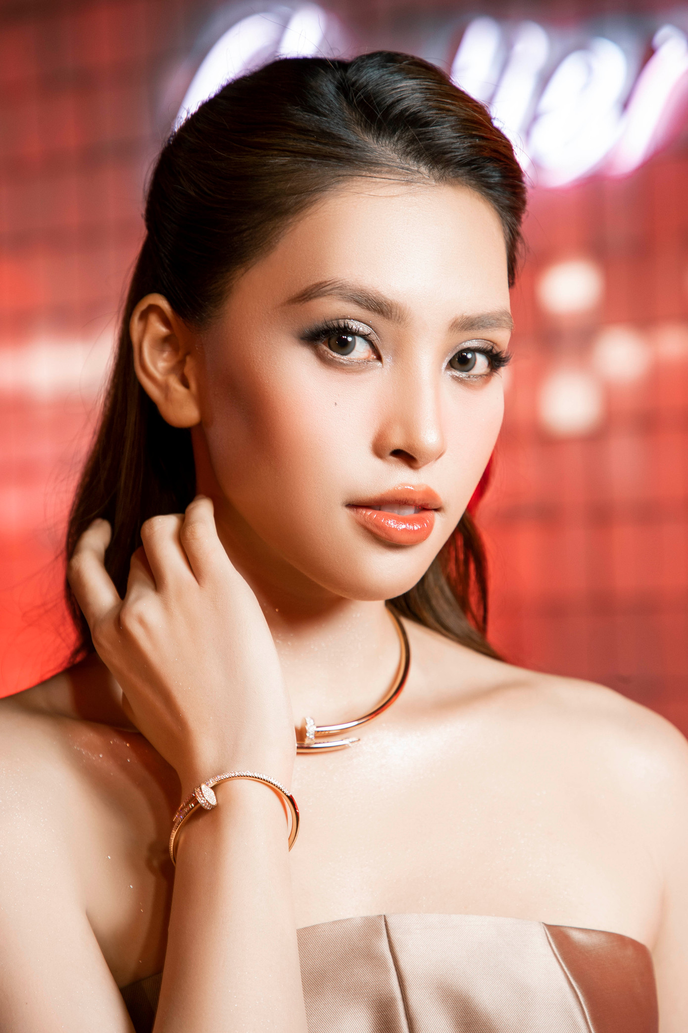 Hoa hậu Tiểu Vy khoe vẻ đẹp mặn mà tại sự kiện thời trang tối 23/3. Hoa hậu Việt Nam 2018 ghi điểm với kiểu váy cúp ngực. Cô chọn vòng cổ làm điểm nhấn khi phối cùng chân váy ngang gối.