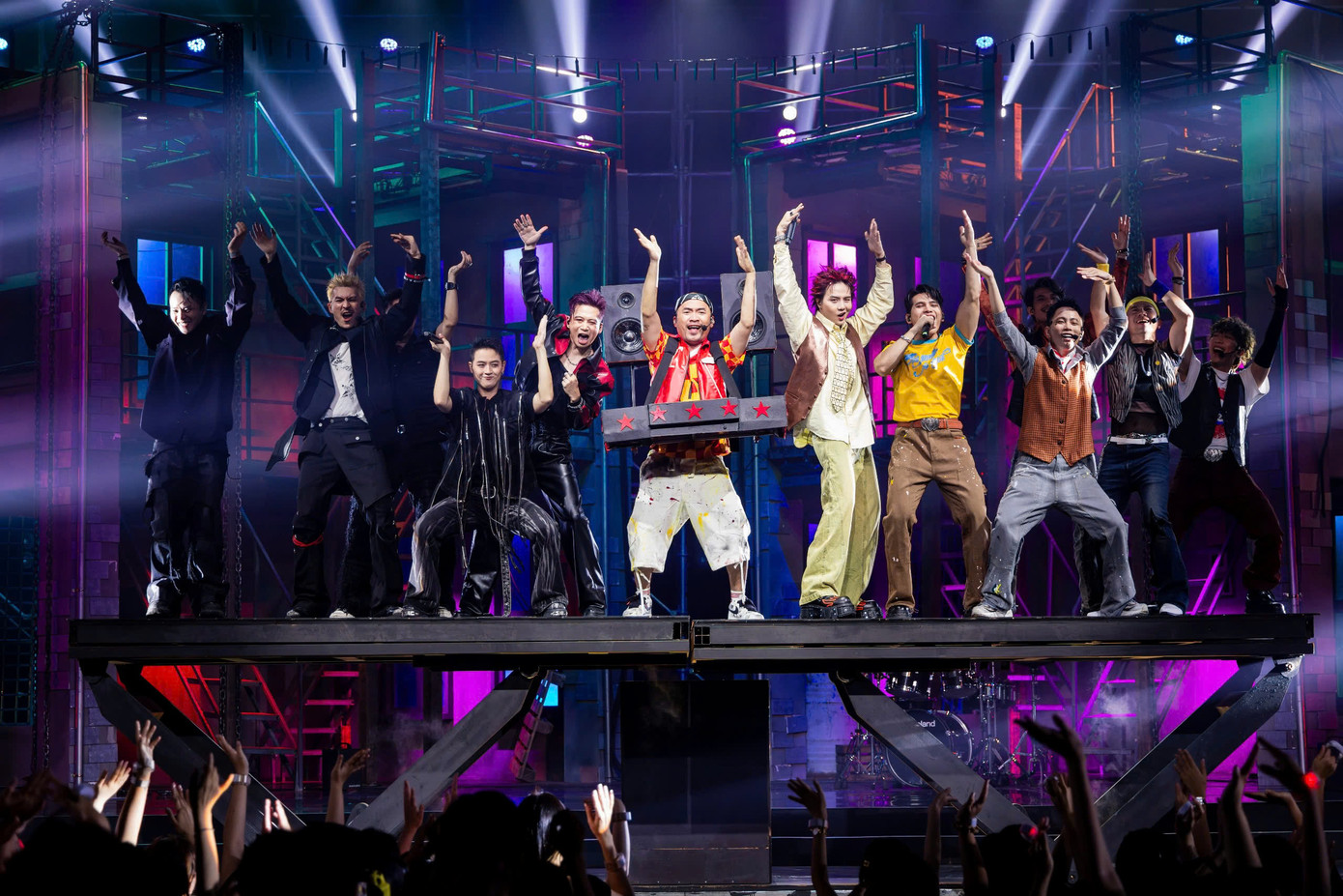 Nhà Tinh Hoa (trên) trong tiết mục Rơi và phần biểu diễn Bay đột phá của Nhà Thiếu Nhi. Nhà Tinh Hoa (trên) trong tiết mục Rơi và phần biểu diễn Bay đột phá của Nhà Thiếu Nhi.