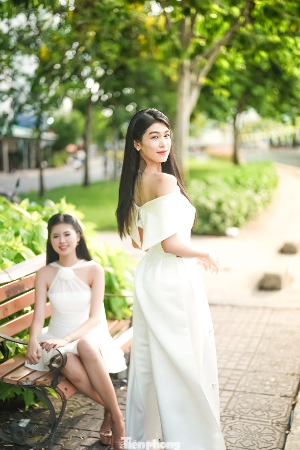 Cô gái 19 tuổi nói cô được mẹ dạy cách mạnh mẽ, đối mặt thử thách trong cuộc sống từ khi còn bé. "Tôi luôn có bố mẹ đứng sau và học được cách hòa nhập với bất kỳ hoàn cảnh nào, không ngại khó khăn và thử thách. Sự tin tưởng của gia đình giúp tôi tự tin đối mặt mọi thứ. Dù kết quả có ra sao, tôi vẫn chấp nhận, miễn là bản thân dám thử sức. Đó là điều tôi được giáo dục từ bé", Thanh Thảo chia sẻ.