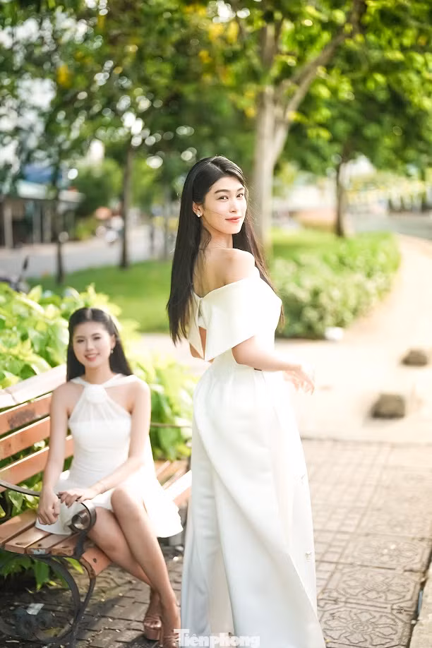 Cô gái 19 tuổi nói cô được mẹ dạy cách mạnh mẽ, đối mặt thử thách trong cuộc sống từ khi còn bé. "Tôi luôn có bố mẹ đứng sau và học được cách hòa nhập với bất kỳ hoàn cảnh nào, không ngại khó khăn và thử thách. Sự tin tưởng của gia đình giúp tôi tự tin đối mặt mọi thứ. Dù kết quả có ra sao, tôi vẫn chấp nhận, miễn là bản thân dám thử sức. Đó là điều tôi được giáo dục từ bé", Thanh Thảo chia sẻ.