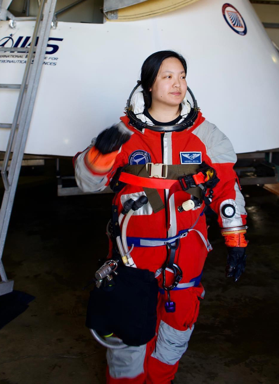 Amanda Nguyễn tự hào nói "Xin chào Việt Nam" khi trải nghiệm trạng thái không trọng lực. Amanda Nguyễn tự hào nói "Xin chào Việt Nam" khi trải nghiệm trạng thái không trọng lực.