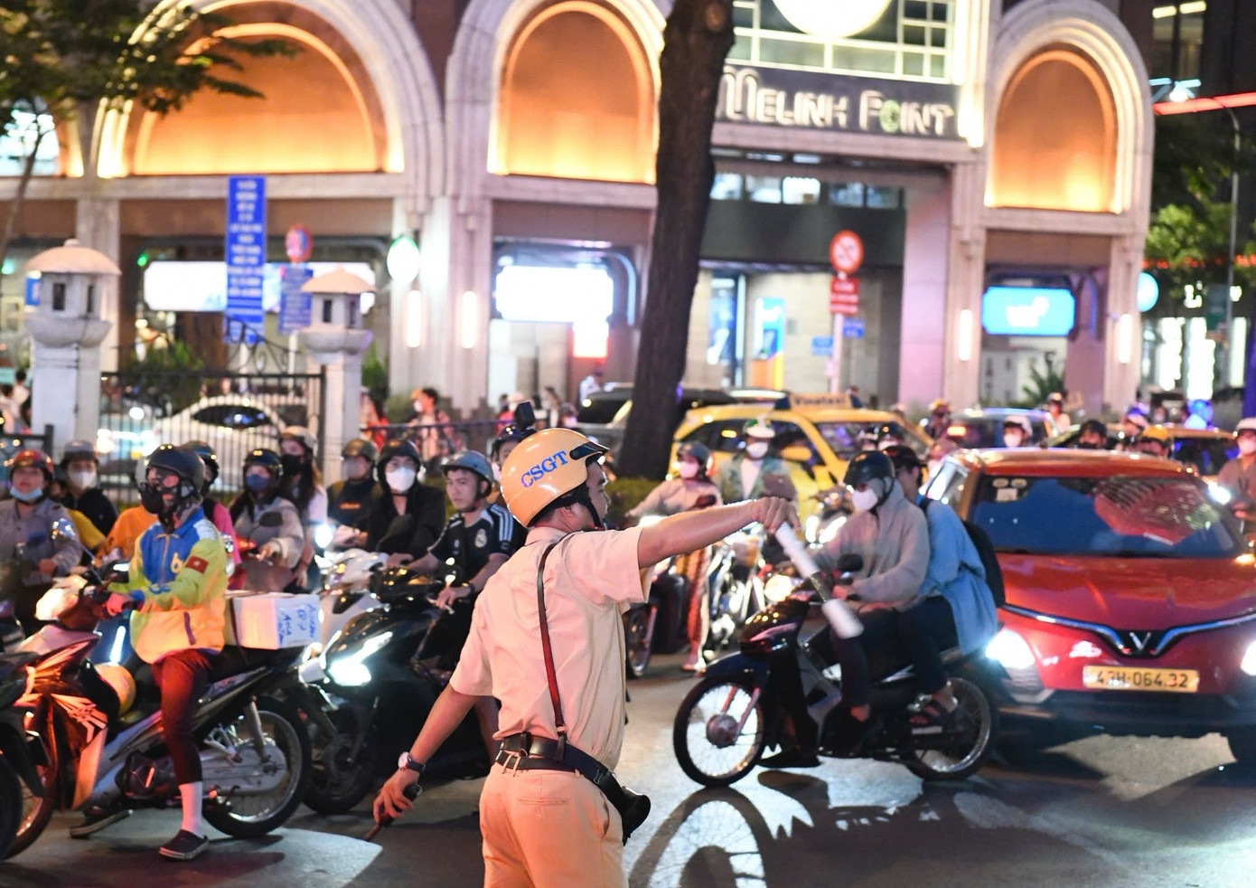 Lực lượng cảnh sát giao thông tăng cường điều tiết tại khu vực giao nhiều tuyến đường lớn xoay quanh Công trường Mê Linh. Người dân từ nhiều quận đổ về trung tâm chào đón lễ kỷ niệm 50 năm Ngày Giải phóng miền Nam, thống nhất đất nước vào chiều 29/4.