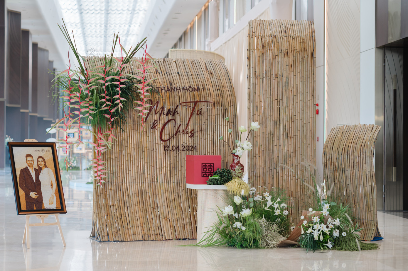 Minh Tú và chú rể người Đức tận dụng vật liệu thiên nhiên để trang trí không gian tiệc cưới. Khu vực đón khách bố trí vật dụng làm bằng tre, bên cạnh là hoa sen, chuối pháo, hoa cau và các loại hoa, lá quen thuộc của người dân Việt Nam để tạo sự gần gũi.