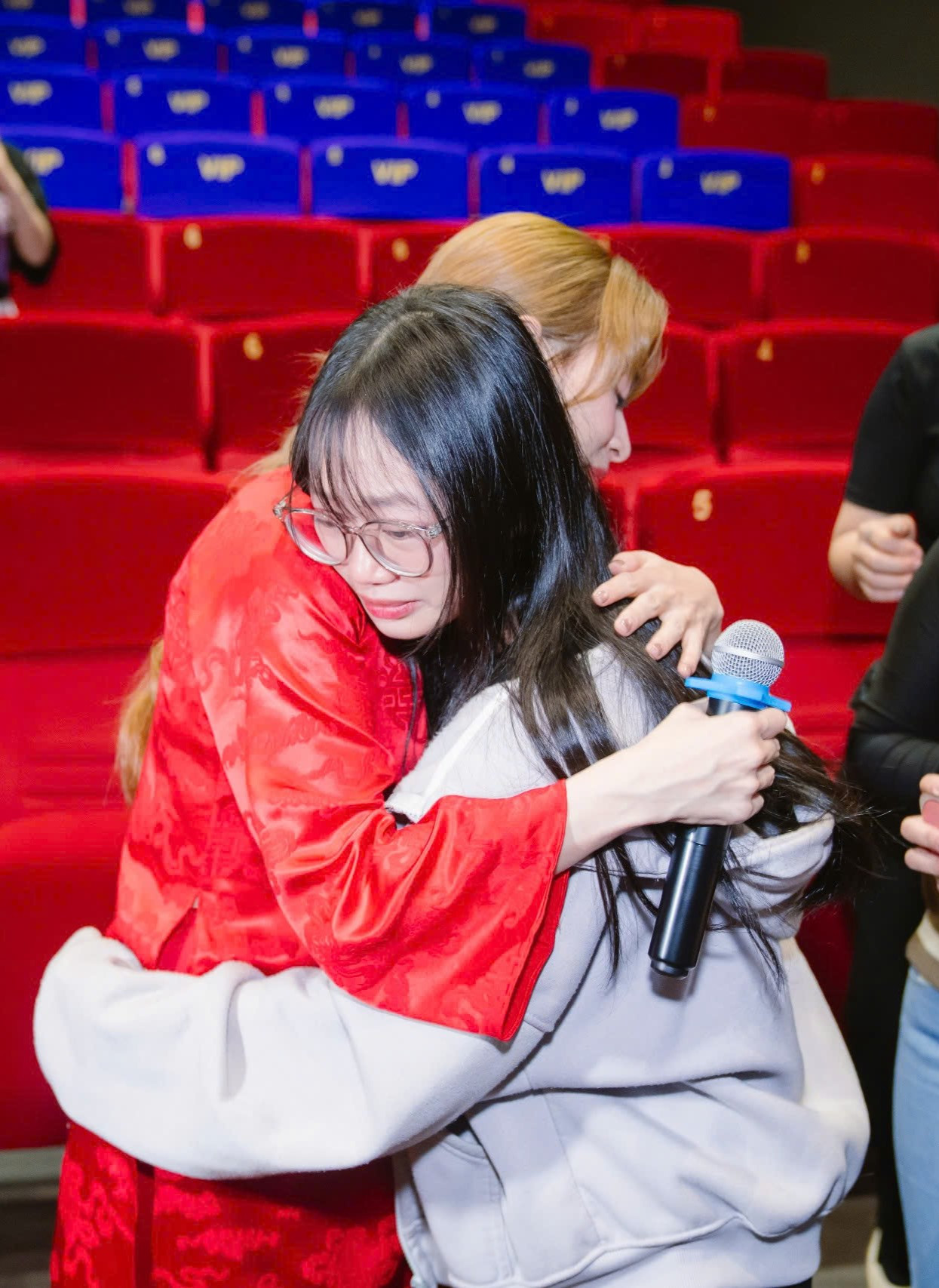 Nữ ca sĩ tương tác cùng khán giả Hà Nội trong buổi cine tour. Nữ ca sĩ tương tác cùng khán giả Hà Nội trong buổi cine tour.