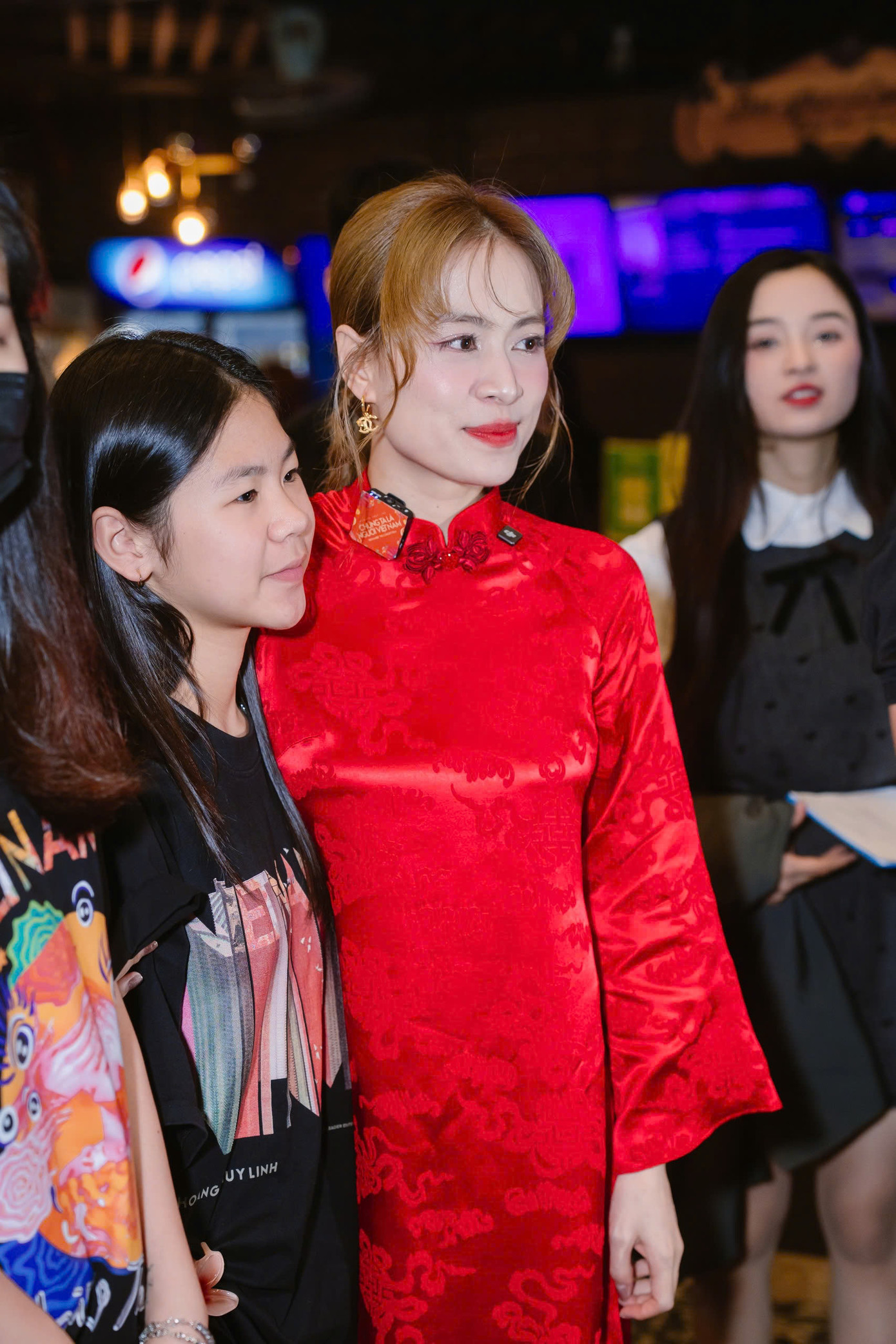 Nữ ca sĩ tương tác cùng khán giả Hà Nội trong buổi cine tour. Nữ ca sĩ tương tác cùng khán giả Hà Nội trong buổi cine tour.