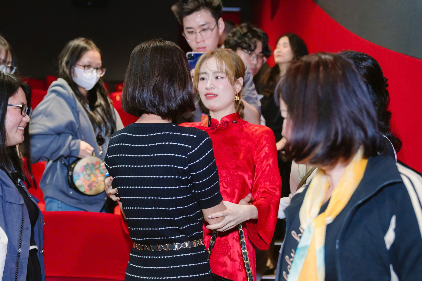 Nữ ca sĩ tương tác cùng khán giả Hà Nội trong buổi cine tour. Nữ ca sĩ tương tác cùng khán giả Hà Nội trong buổi cine tour.