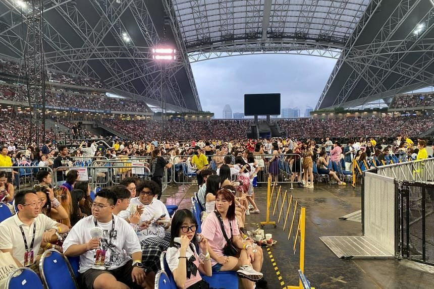 Tình trạng chen hàng, cướp ghế ngồi khiến khán giả mua vé đắt nhất trong show của Taylor Swift bức xúc.