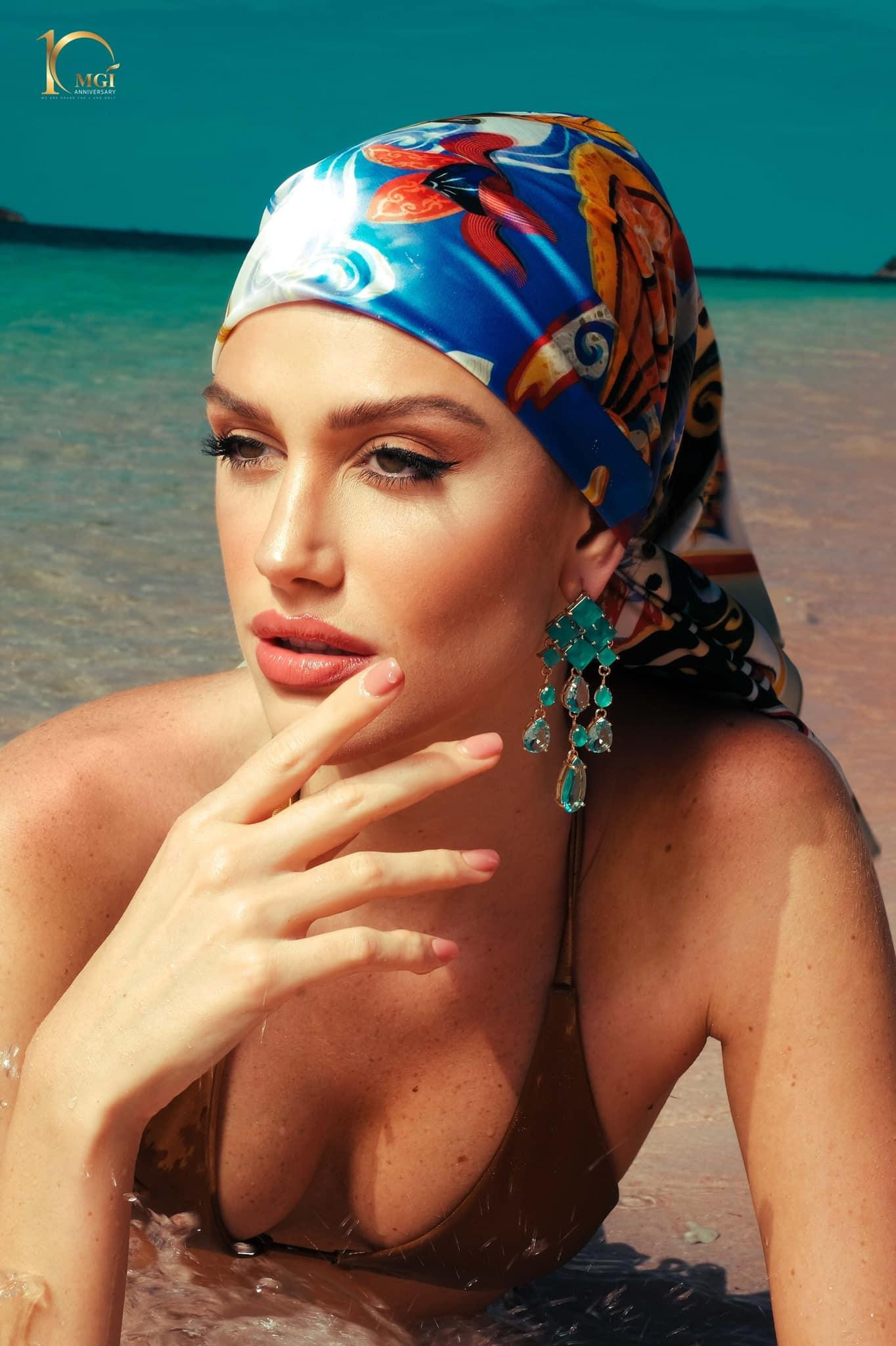 Isabella Menin sinh năm 1996. Cô là thí sinh đầu tiên của Brazil đăng quang ngôi vị cao nhất tại đấu trường nhan sắc Hoa hậu Hòa bình Quốc tế. Trong vòng phỏng vấn kín, cô gây ấn tượng với lời bày tỏ "khao khát vương miện". Theo lời người đẹp, quốc gia của cô không thắng bất kỳ cuộc thi nhan sắc nào suốt nhiều năm qua. Việc đoạt vương miện có ý nghĩa lớn không chỉ với cô và với cả quốc gia mình.