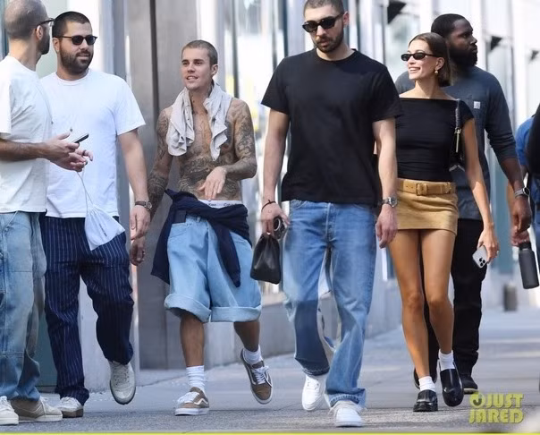 Justin Bieber lộ hình xăm kín người. Justin Bieber lộ hình xăm kín người.