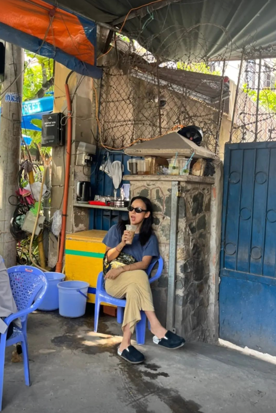 Lee Hyori sang Việt Nam ngày 3/11 để tham gia sự kiện âm nhạc tối 5/11 tại TPHCM. Lần đầu đến Việt Nam biểu diễn, cô tranh thủ thời gian hai ngày để tham quan, khám phá món ngon vỉa hè.