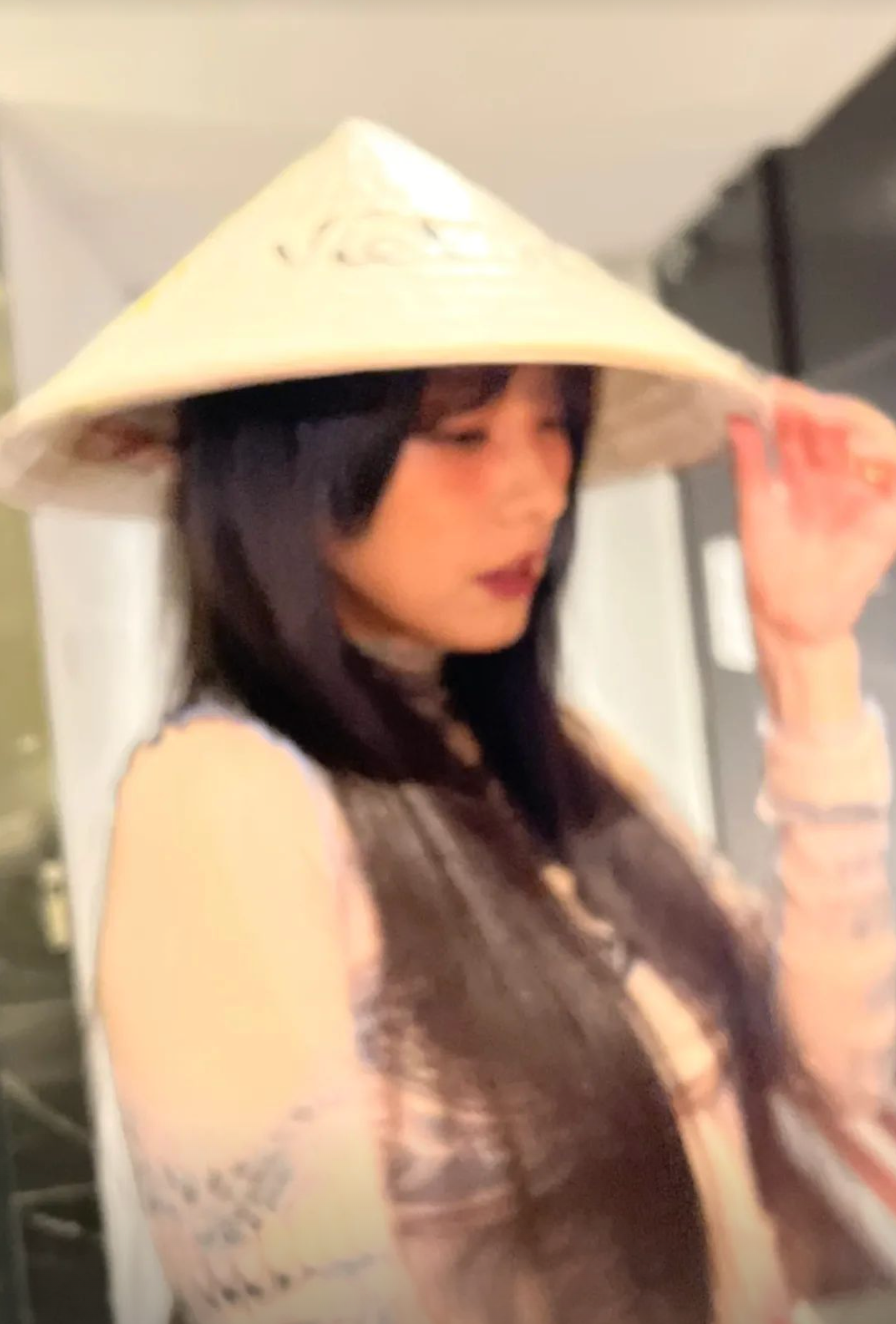 Lee Hyori và dàn vũ công đội nón lá sau khi kết thúc chương trình. Cô đồng thời gửi lời cảm ơn đến khán giả và người hâm mộ Việt.