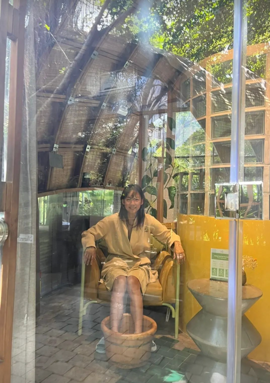 Lúc không lên sân khấu, ngôi sao 44 tuổi hạn chế trang điểm. Cô thường mặc giản dị khi ra ngoài. Loạt ảnh du lịch Việt Nam được Lee Hyori đăng lên trang cá nhân khiến nhiều người không nhận ra hình ảnh nữ hoàng gợi cảm trên sân khấu.