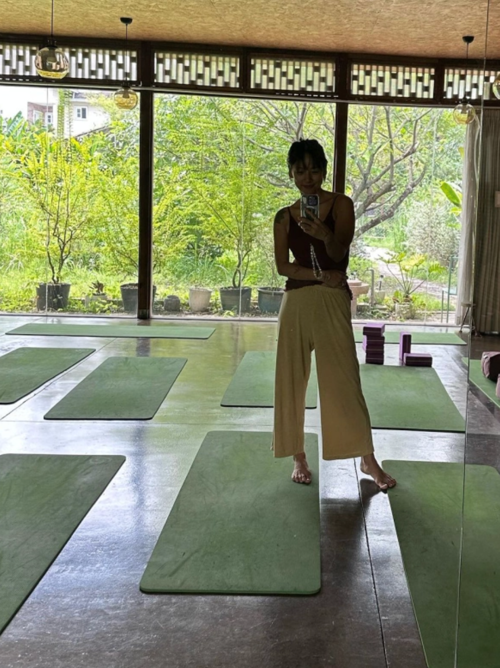 Hai ngày sang Việt Nam, Lee Hyori vẫn chăm chỉ tập yoga. Trả lời truyền thông Hàn, nữ ca sĩ nói cô giữ được cơ thể thon gọn ở độ tuổi U50 nhờ tập yoga đều đặn mỗi ngày, vào lúc 5h sáng.