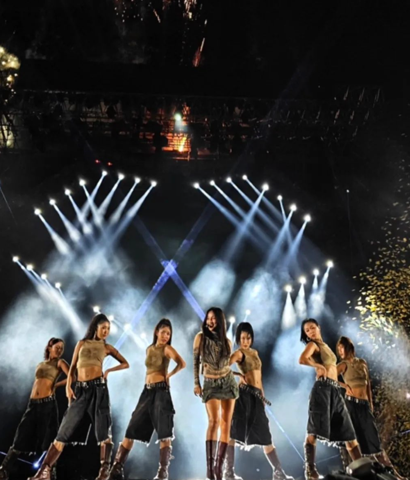 Khi lên sân khấu tối 5/11, Lee Hyori thay đổi hoàn toàn. Trong đêm nhạc, nữ ca sĩ thể hiện bản hit làm nên tên tuổi là 10 Minutes. Đây là bản hit gắn với nhiều thế hệ 8X, 9X.