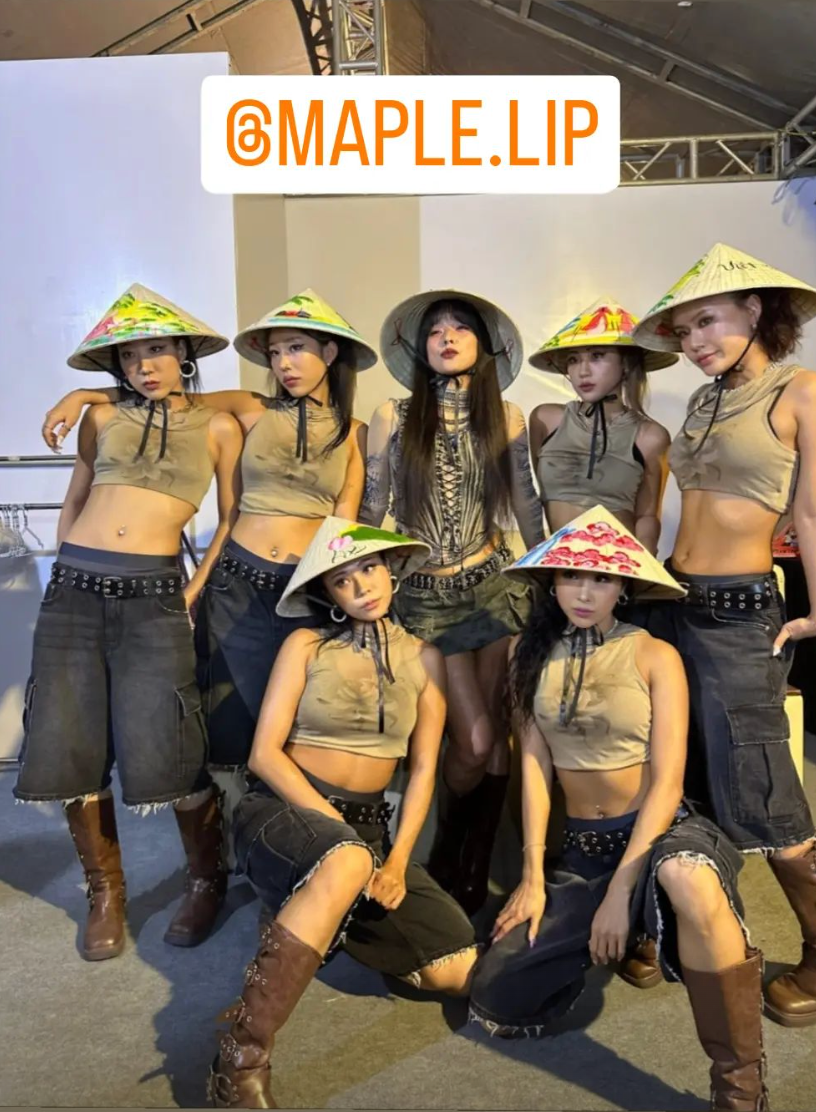 Lee Hyori và dàn vũ công đội nón lá sau khi kết thúc chương trình. Cô đồng thời gửi lời cảm ơn đến khán giả và người hâm mộ Việt.