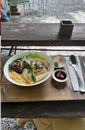 Khi đến Việt Nam, nữ ca sĩ chọn thử cà phê lề đường và ẩm thực vỉa hè.