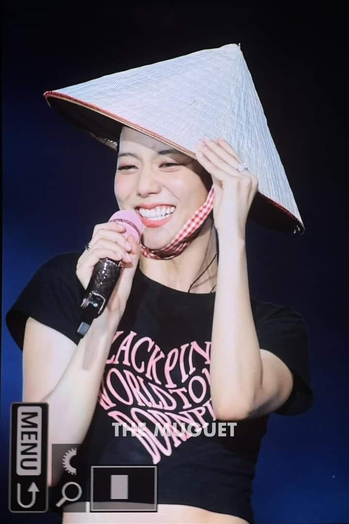 Hai đêm nhạc của BlackPink tại Việt Nam thu hút hơn 60.000 người hâm mộ đến Hà Nội.