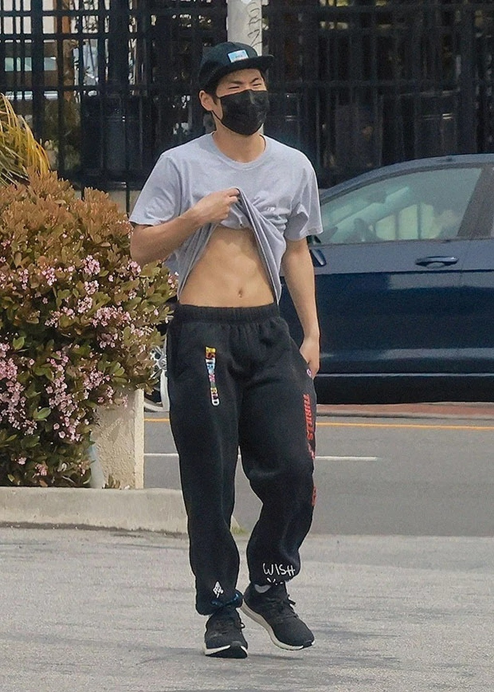 Lần hiếm hoi Pax Thiên tương tác với paparazzi. Hình ảnh con trai cặp diễn viên hạng A của Hollywood khoe cơ bụng sáu múi được khán giả quan tâm.