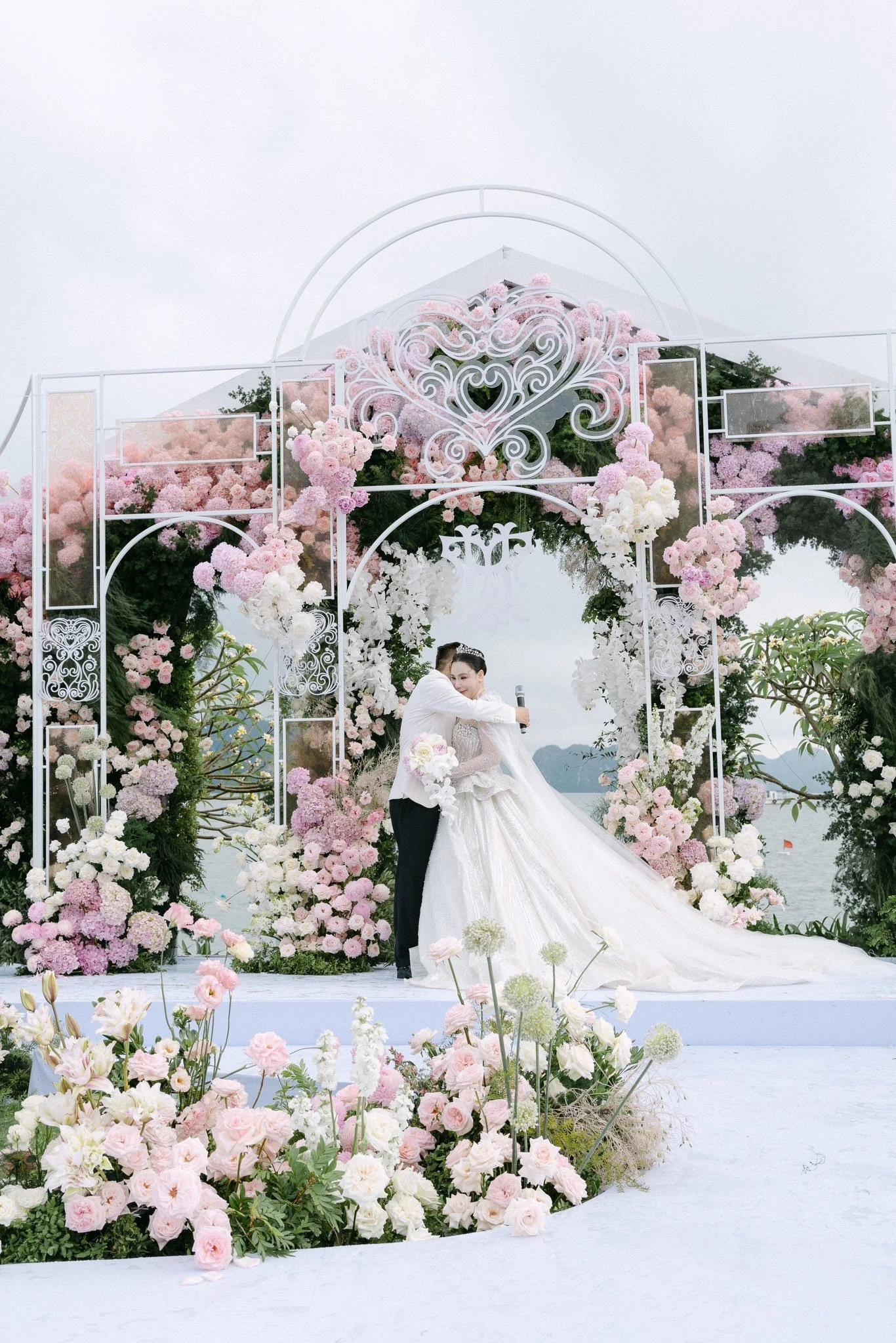 Hồ Quỳnh Hương và doanh nhân Công Thành xúc động trong ngày cưới. Hồ Quỳnh Hương và doanh nhân Công Thành xúc động trong ngày cưới.