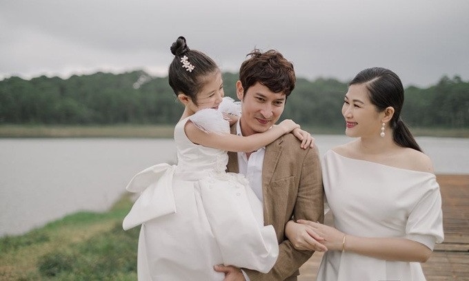 Sau hôn nhân đầu tan vỡ, Huy Khánh hiện sống cùng người mẫu, diễn viên Mạc Anh Thư. Sau khi rời showbiz và bán hàng online, Mạc Anh Thư lui về chăm sóc chồng và con. Trong mùa dịch không thể đóng phim, Huy Khánh phụ vợ đóng hàng, ship hàng và cảm thấy phục vợ vì có thể rời showbiz để làm công việc kinh doanh.