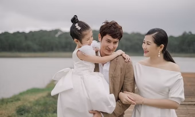 Sau hôn nhân đầu tan vỡ, Huy Khánh hiện sống cùng người mẫu, diễn viên Mạc Anh Thư. Sau khi rời showbiz và bán hàng online, Mạc Anh Thư lui về chăm sóc chồng và con. Trong mùa dịch không thể đóng phim, Huy Khánh phụ vợ đóng hàng, ship hàng và cảm thấy phục vợ vì có thể rời showbiz để làm công việc kinh doanh.