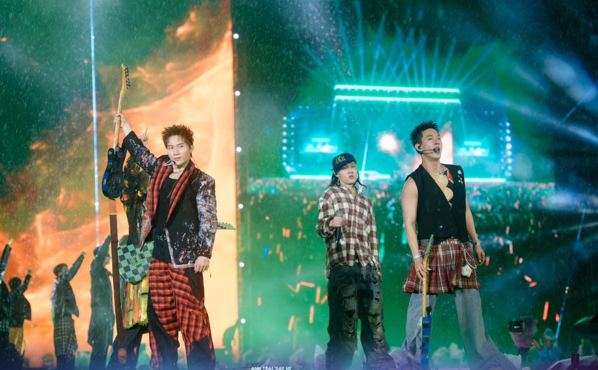 Trong điều kiện thời tiết bất lợi, dàn nghệ sĩ vẫn hoàn thành đầy đủ các tiết mục, bao gồm nhiều ca khúc được yêu thích như Ngáo ngơ, No Far No Star, I&apos;m thinking about you, 10/10, Chân thành… Đặc biệt, ca khúc No Far No Star lần đầu được biểu diễn tại Hà Nội.