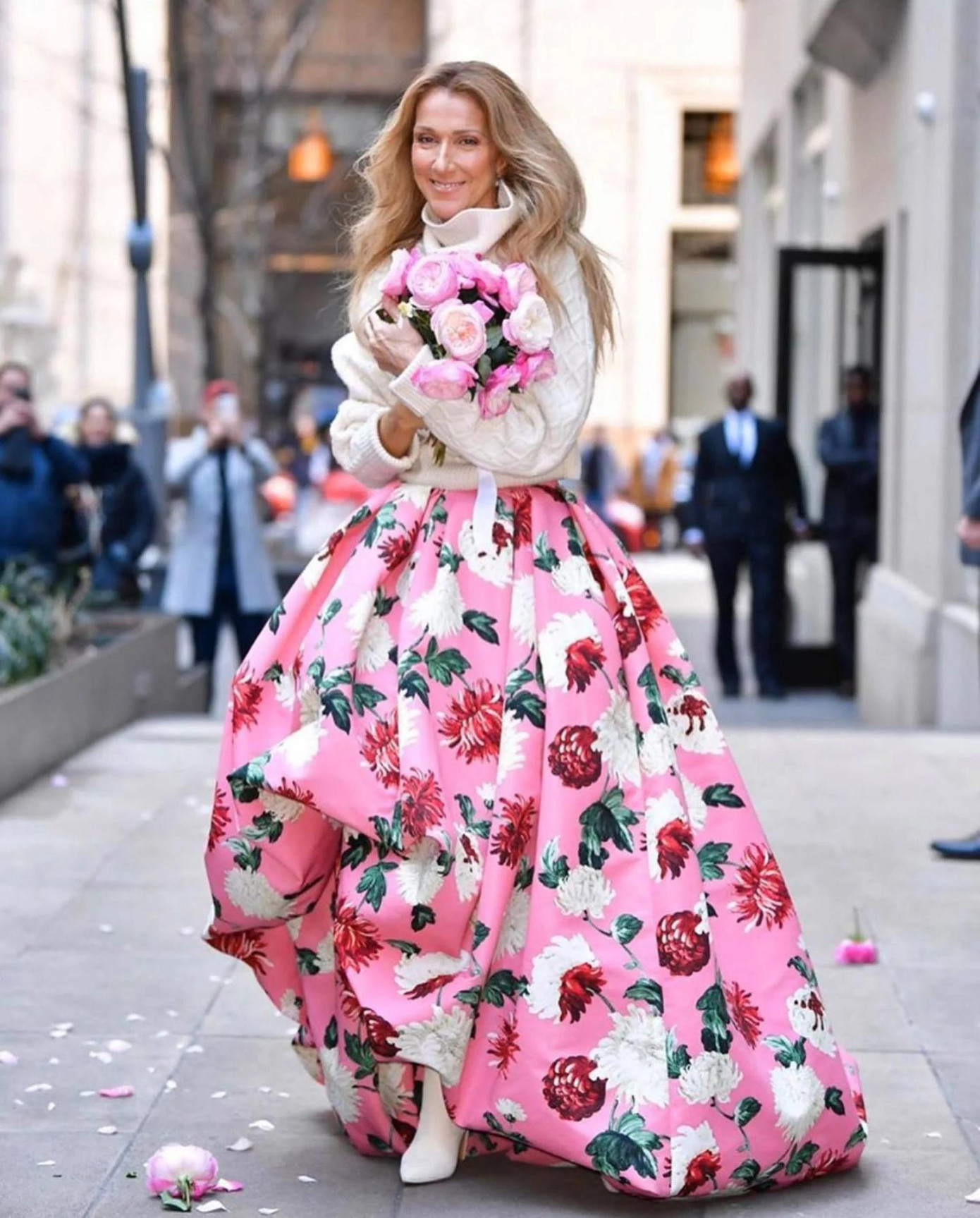 Celine Dion bán được hơn 220 triệu album trên toàn thế giới. Khối tài sản của cô kiếm được là 470 triệu USD, chủ yếu từ các chuyến lưu diễn ở Las Vegas, theo Forbes. Xuất hiện trong danh sách Phụ nữ tự thân giàu nhất nước Mỹ, Celebrity Net Worth cho rằng khối tài sản thực của diva nước Mỹ phải lên đến 800 triệu USD. Ở tuổi 54, Dion vẫn nổi tiếng. Hai ca khúc My Heart Will Go On và All By Myself được cho là huyền thoại của làng nhạc thế giới.