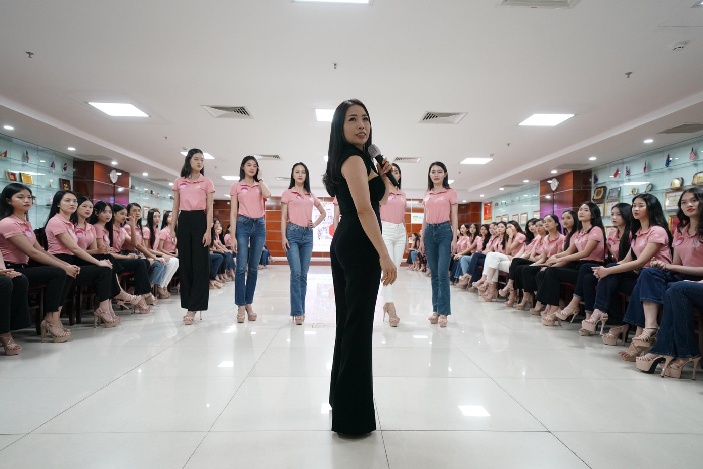 Ngày 15/11, thí sinh Hoa hậu Việt Nam tham gia lớp đào tạo phong cách tiêu chuẩn “khuôn vàng thước ngọc” chuẩn beauty queen của chuyên gia, CEO Khuất Ánh Tuyết.