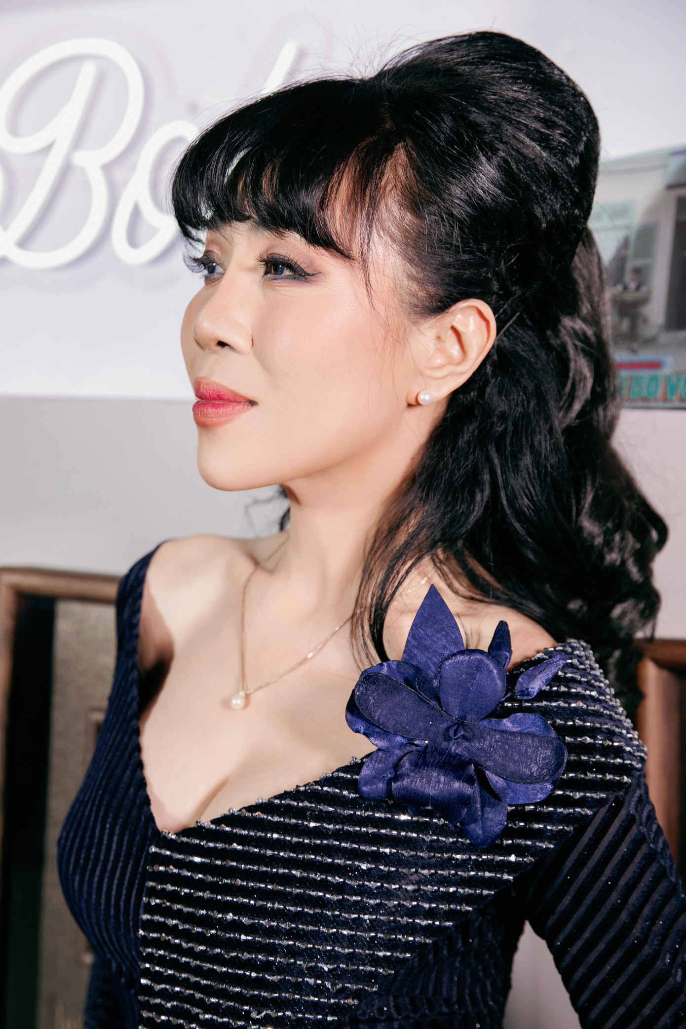 MC Trác Thúy Miêu chọn áo dài đến xem live show của Đàm Vĩnh Hưng tối 4/5.