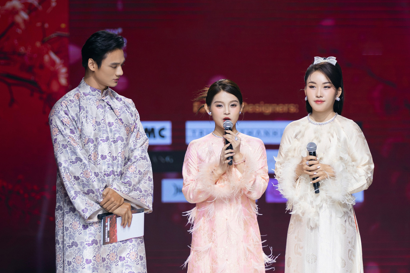 Khi biết chương trình kết hợp hoạt động thiện nguyện, Tuyết Nhung (giữa) nói cô đóng góp một phần "của ít lòng nhiều" ngay sau đêm diễn.