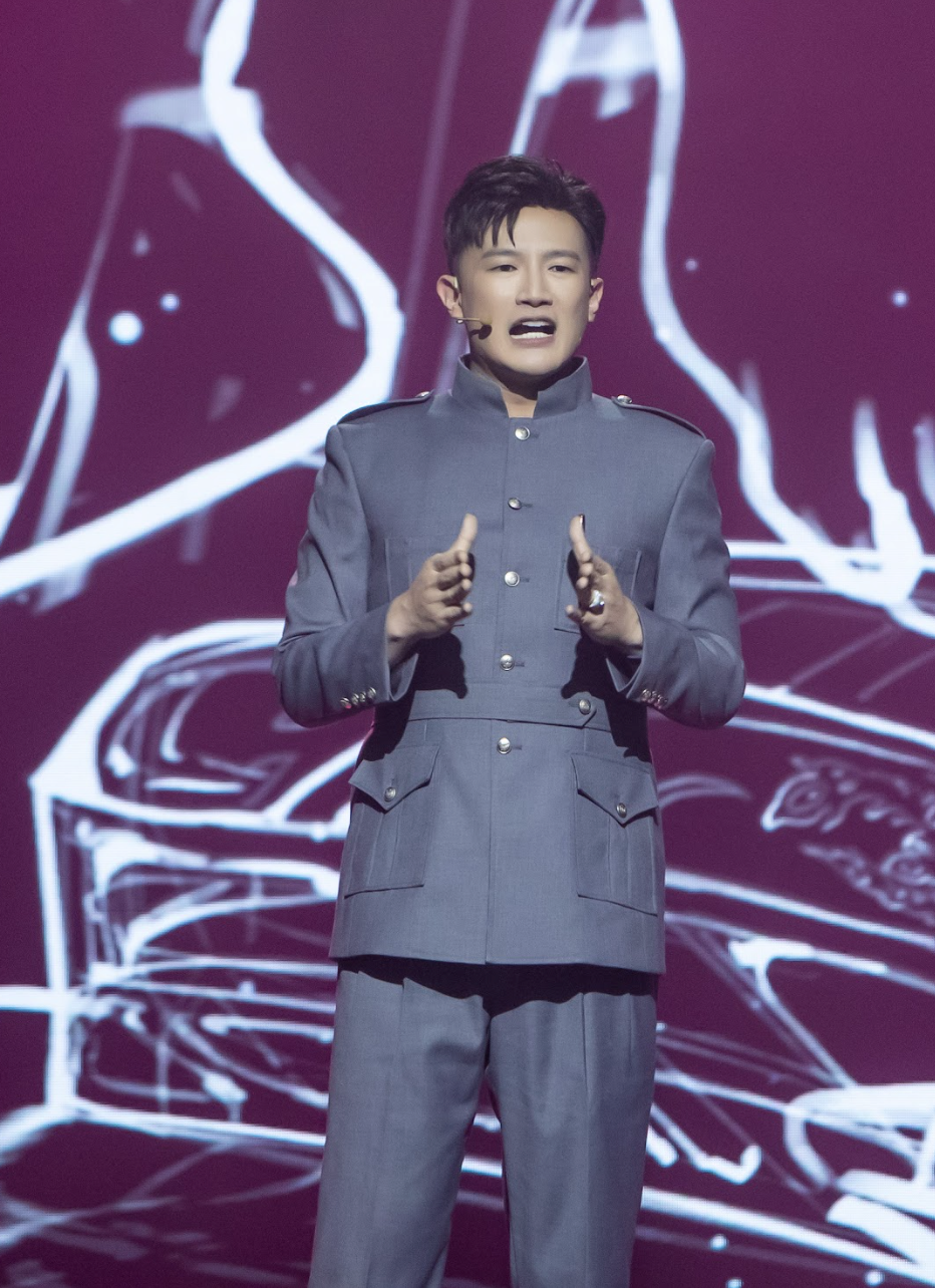 Hương Giang và Dược sĩ Tiến phát biểu trên sân khấu Miss Universe Vietnam.