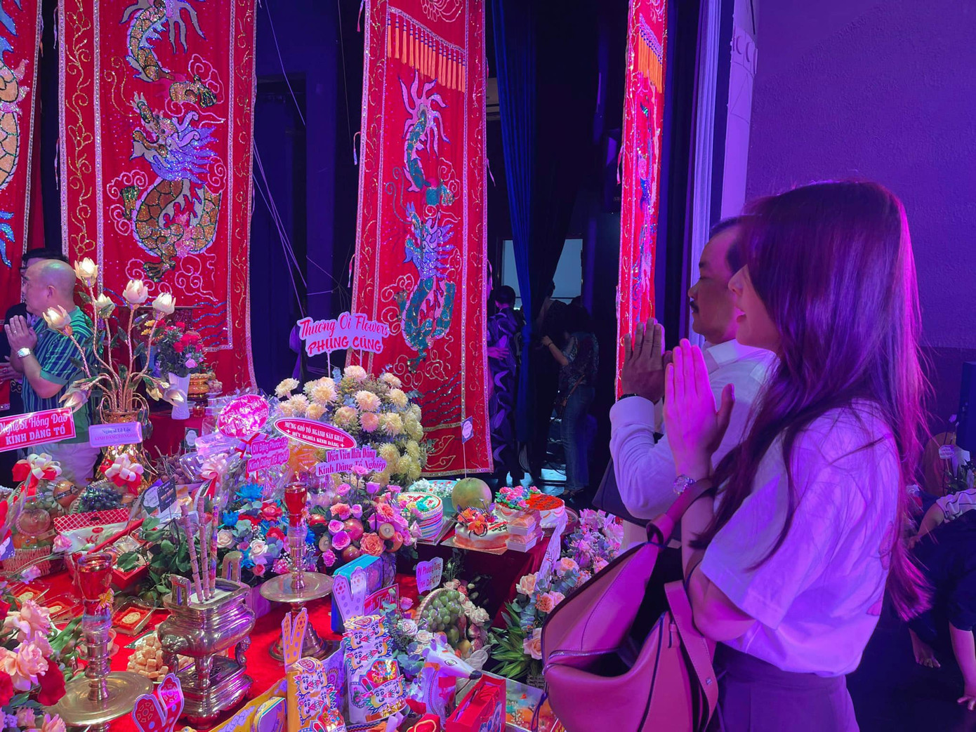 Tại sân khấu kịch Hồng Vân, nữ nghệ sĩ trang hoàng sân khấu lộng lẫy, đúng với cảnh trí sân khấu cúng đình trong ngày tưởng nhớ, tôn vinh Tổ nghề.