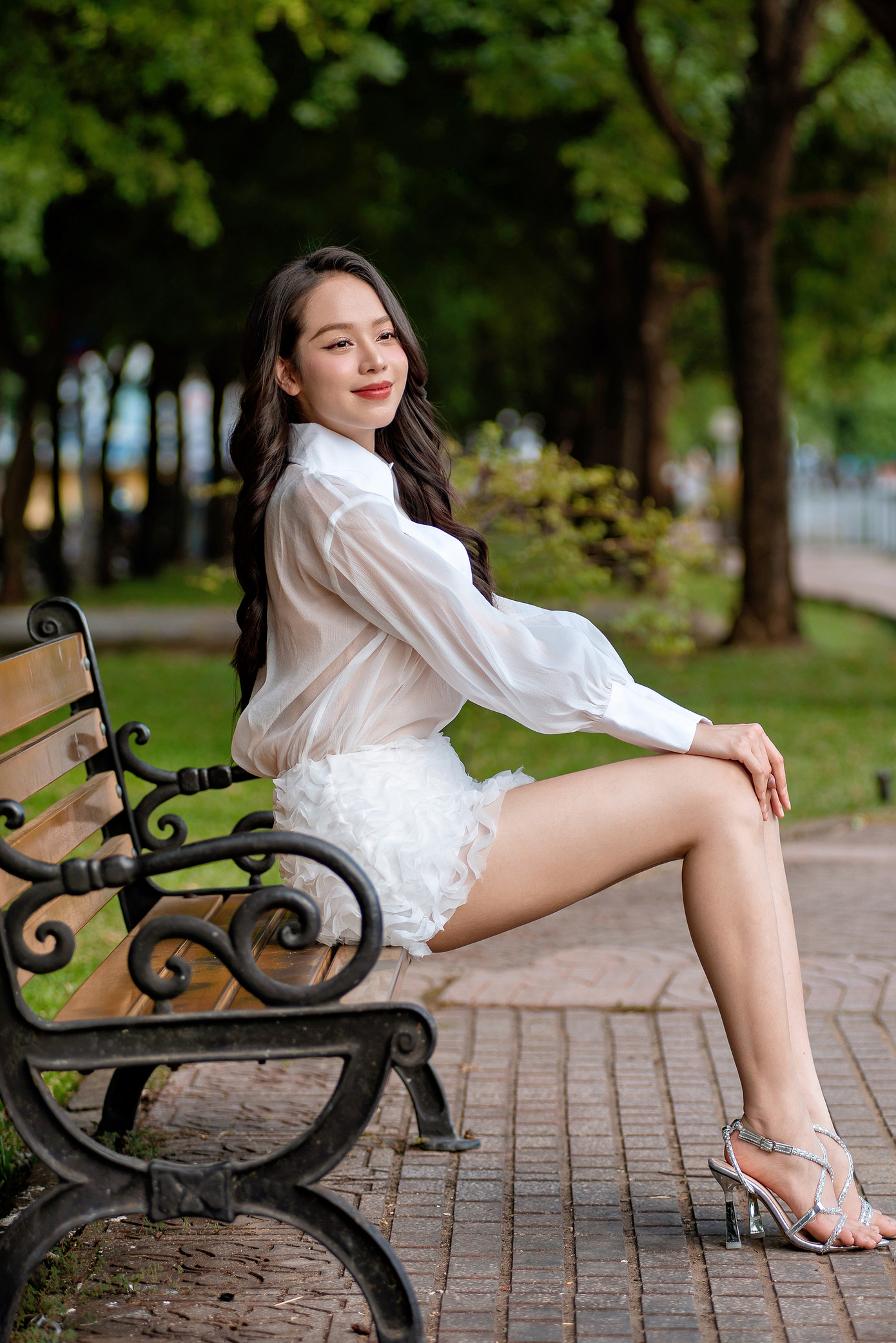 Hoa hậu đến từ Đà Nẵng cho biết thời gian đầu cô gặp khó khăn do còn vướng lịch học. "Việc bay từ TPHCM ra Đà Nẵng liên tục khiến tôi mệt mỏi thời gian đầu. May nhờ có ê-kíp hỗ trợ, tôi dần thích ứng và hoàn thành việc học thuận lợi", đương kim Hoa hậu Việt Nam nói.