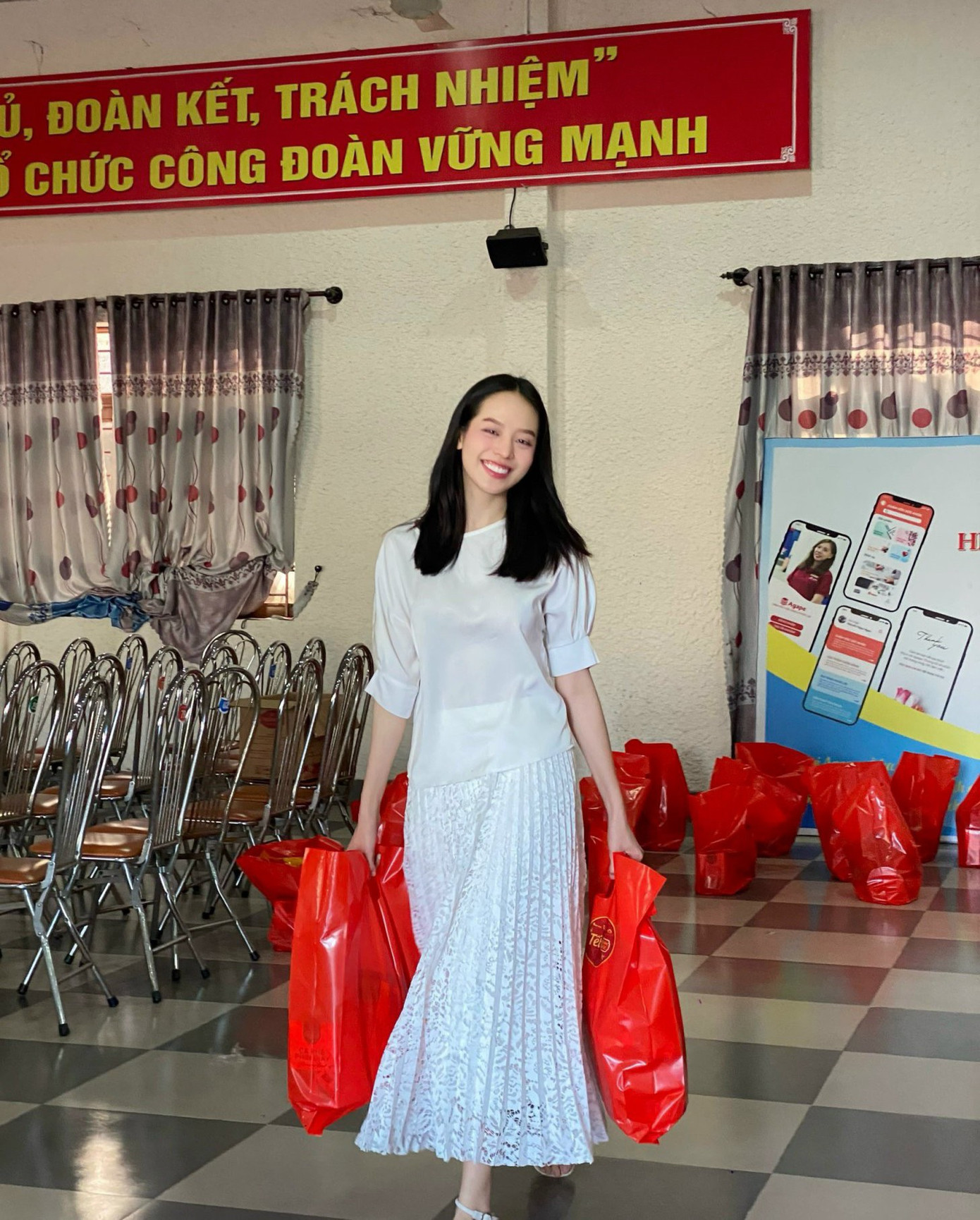 Hình ảnh giản dị của Thanh Thủy khi làm từ thiện tại quê nhà Đà Nẵng.