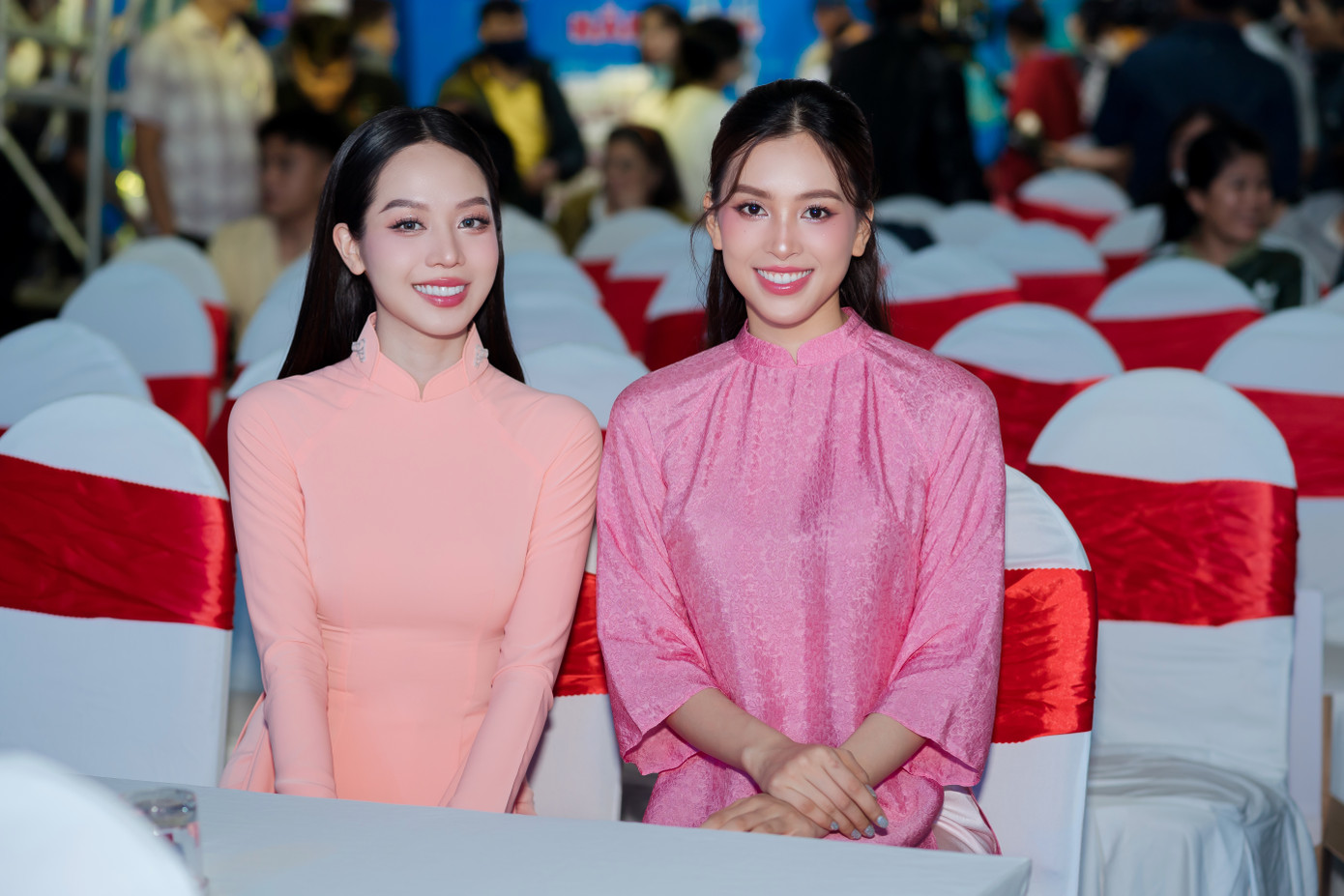 Ngày 18/1, Hoa hậu Việt Nam 2018 Tiểu Vy cùng đương kim Hoa hậu Việt Nam Huỳnh Thị Thanh Thủy có mặt tại sự kiện trao quà cho người dân có hoàn cảnh khó khăn, người lao động và công dân nghèo tại Đà Nẵng.