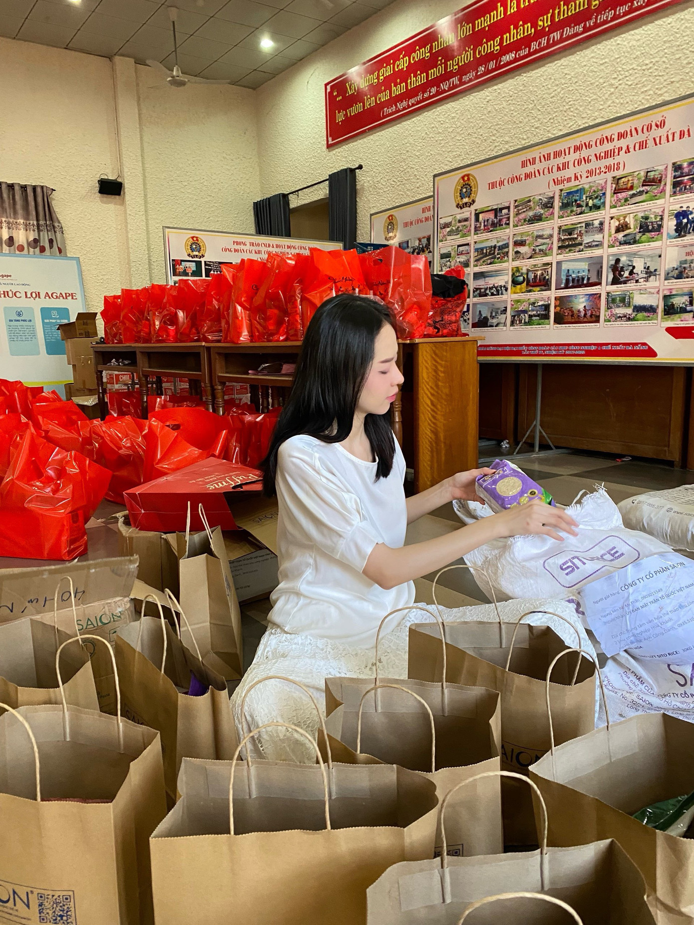 Hình ảnh giản dị của Thanh Thủy khi làm từ thiện tại quê nhà Đà Nẵng.