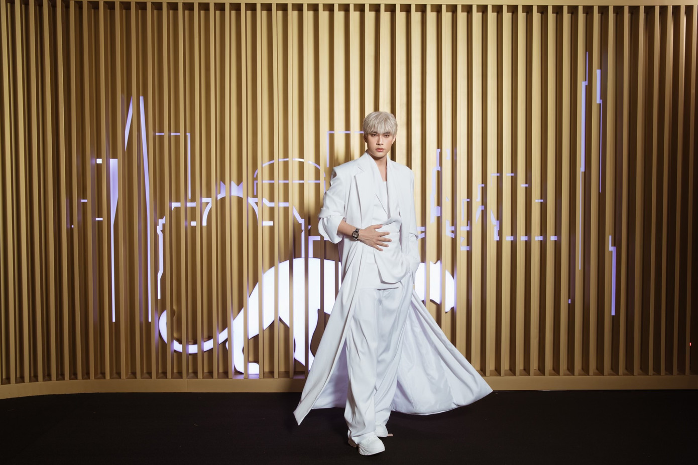 Lý Quí Khánh chọn trang phục cầu kỳ để làm điểm nhấn. Trước đó, nhà thiết kế chia sẻ anh thường bị công chúng đánh giá làm lố vì đầu tư nhiều cho quần áo khi dự sự kiện. Đáp lại, NTK nói đó là cách tôn trọng sự kiện và người mời anh đến tham dự.