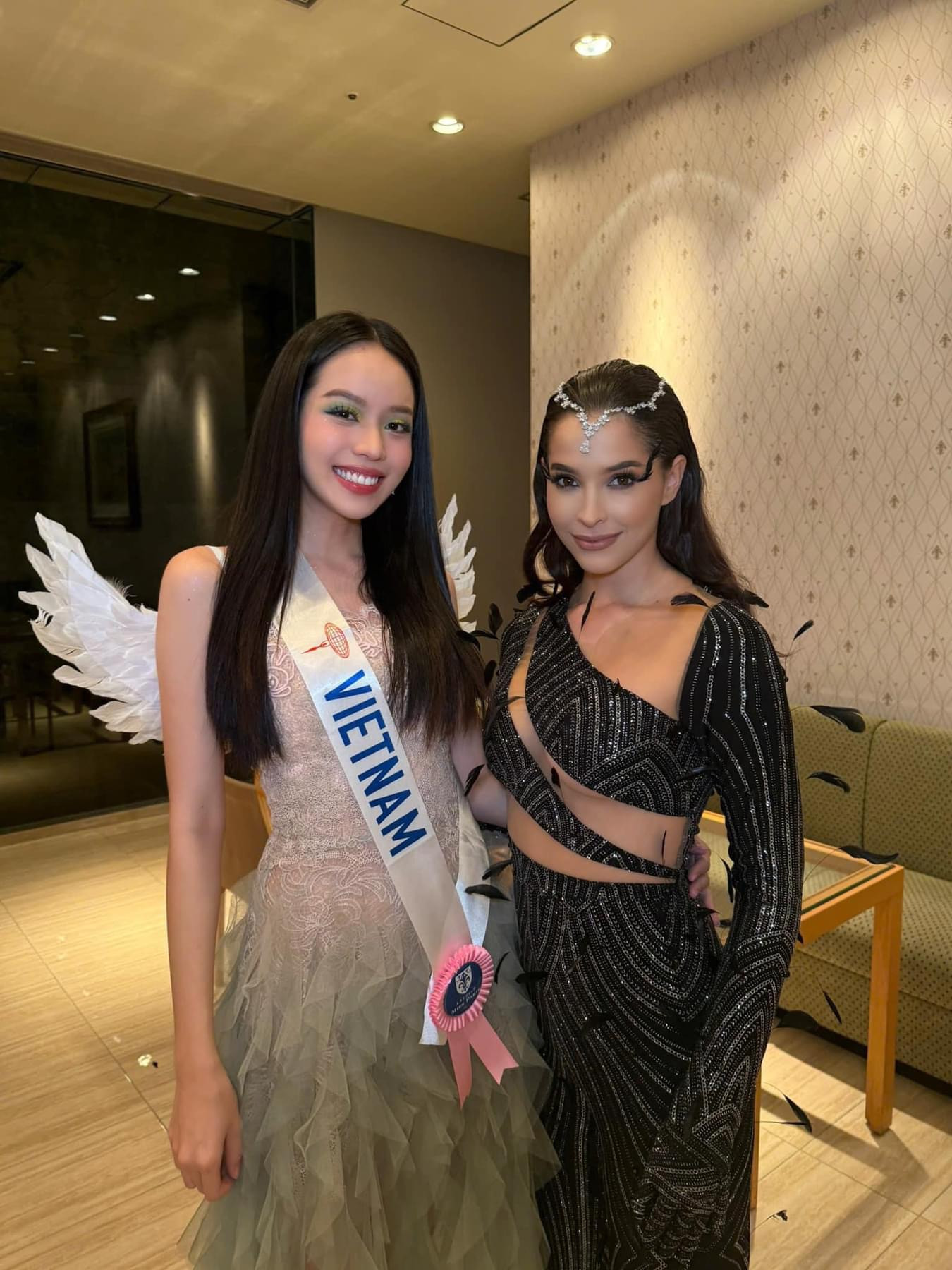 Hoa hậu Thanh Thủy hóa cô tiên xanh - nhân vật quen thuộc với 8X, 9X trong bộ truyện tranh cùng tên. Đương kim Hoa Hậu Việt Nam và các thí sinh Miss International tại Nhật Bản hóa trang thành nhân vật nổi tiếng đại diện cho quốc gia.