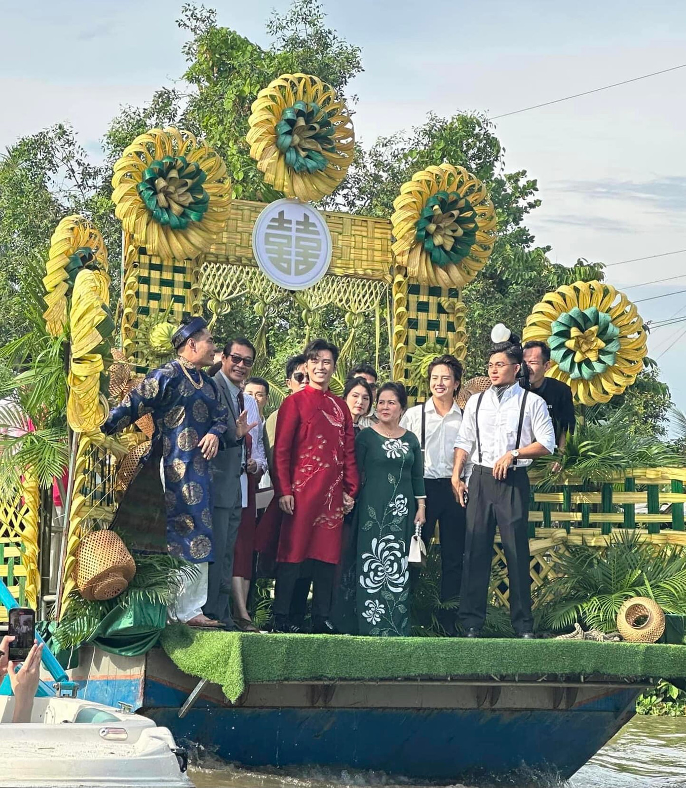 Sáng 16/11, Gin Tuấn Kiệt sang nhà Puka bằng phà. Thuyền rước dâu trang trí hoành tráng bằng lá dừa, cau và hoa tươi. Chú rể diện áo dài đỏ truyền thống, dàn phù rể mặc sơ mi trắng bảnh bao. Trong vai trò MC, Lê Dương Bảo Lâm mặc áo dài khăn đóng, mang nhiều trang sức vàng.