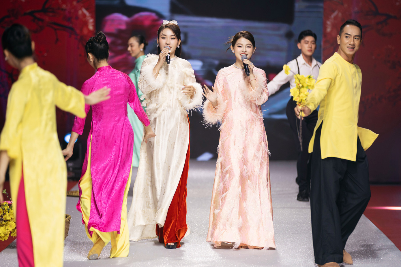 Chuỗi đêm hội nghệ thuật Gala chào xuân 2025 kết hợp quảng bá áo dài Tết và biểu diễn âm nhạc vừa khép lại tại TPHCM. Chương trình thường niên do Xuân Lan chủ trì, mục đích mang lại không khí tươi vui nhân dịp chuẩn bị bước sang năm Ất Tỵ.