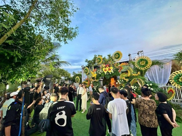 Tối 15/11, Puka và Gin Tuấn Kiệt tổ chức tiệc tối. Cổng hoa trang trí phong cách miền Tây với hoa dừa, rồng thủ công. Người dân tụ tập đông trước nhà để xem đám cưới nghệ sĩ.