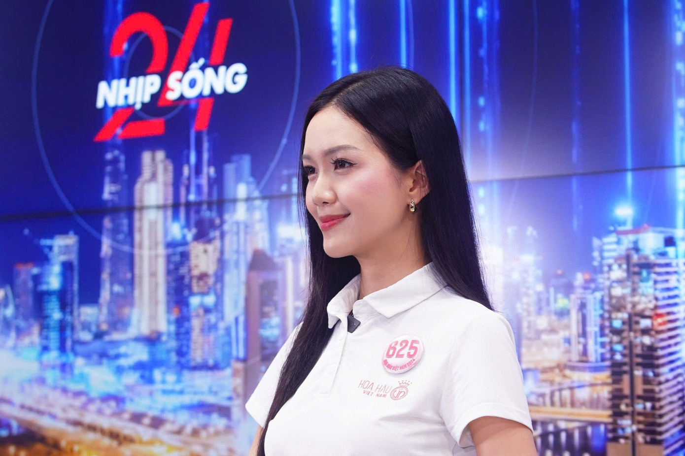 Nhiều thí sinh có định hướng trở thành MC/BTV cho rằng đây là cơ hội tốt để họ được tiếp xúc với môi trường làm việc chuyên nghiệp, hiện đại như báo Tiền Phong. Việc trở thành MC/BTV một ngày là trải nghiệm đáng nhớ trong hành trình trưởng thành tại cuộc thi Hoa hậu Việt Nam 2024. Trong ảnh là thí sinh Mỹ Vân (MC song ngữ, trái) và Giang Thanh đang trải nghiệm cách tác nghiệp tại studio tòa soạn báo Tiền Phong.