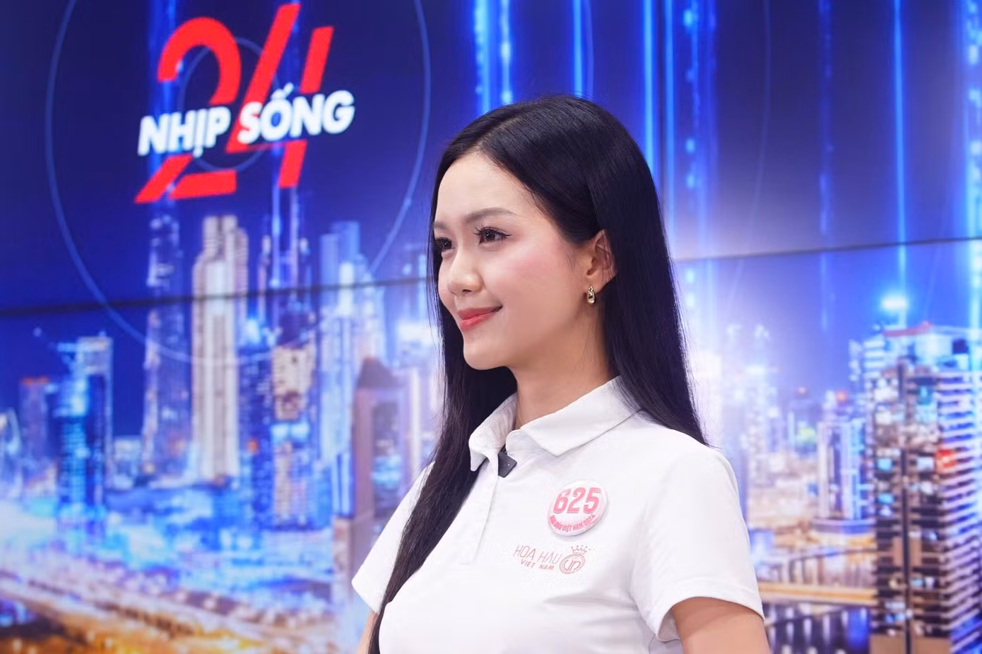 Người đẹp Nguyễn Hoàng Mỹ Vân (SBD 625) - MC song ngữ - thử sức hóa thân thành người dẫn chương trình bản tin phát trên nền tảng báo Tiền Phong điện tử.