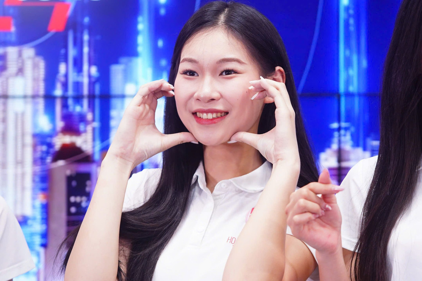 Thí sinh Hiền Nhi, 20 tuổi khoe nét đẹp nhẹ nhàng, biểu cảm dễ thương trong buổi giao lưu.