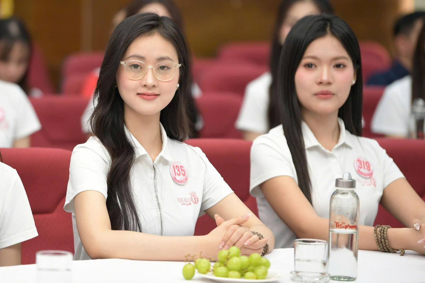 Cận nhan sắc các thí sinh Trúc Linh, Lê Thị Mỹ Dung, Vân Nhi và Hoàng Thị Tú Anh - SBD 135 (từ trên xuống) trong buổi giao lưu.