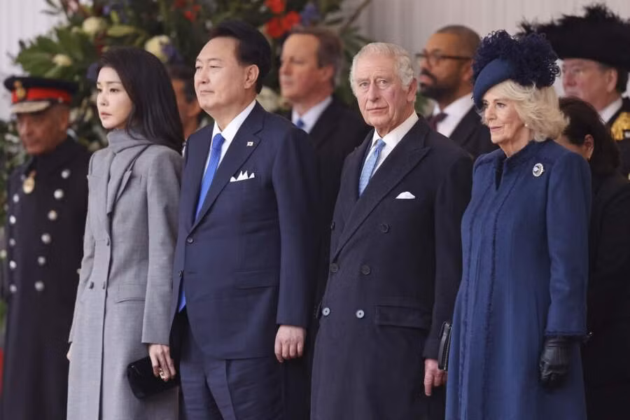 Khoảnh khắc tập trung của bà Kim Kun Hee cùng chồng khi đứng cạnh Vua Charles, Hoàng hậu Camilla được nhiếp ảnh gia ghi lại. Khoảnh khắc tập trung của bà Kim Kun Hee cùng chồng khi đứng cạnh Vua Charles, Hoàng hậu Camilla được nhiếp ảnh gia ghi lại.