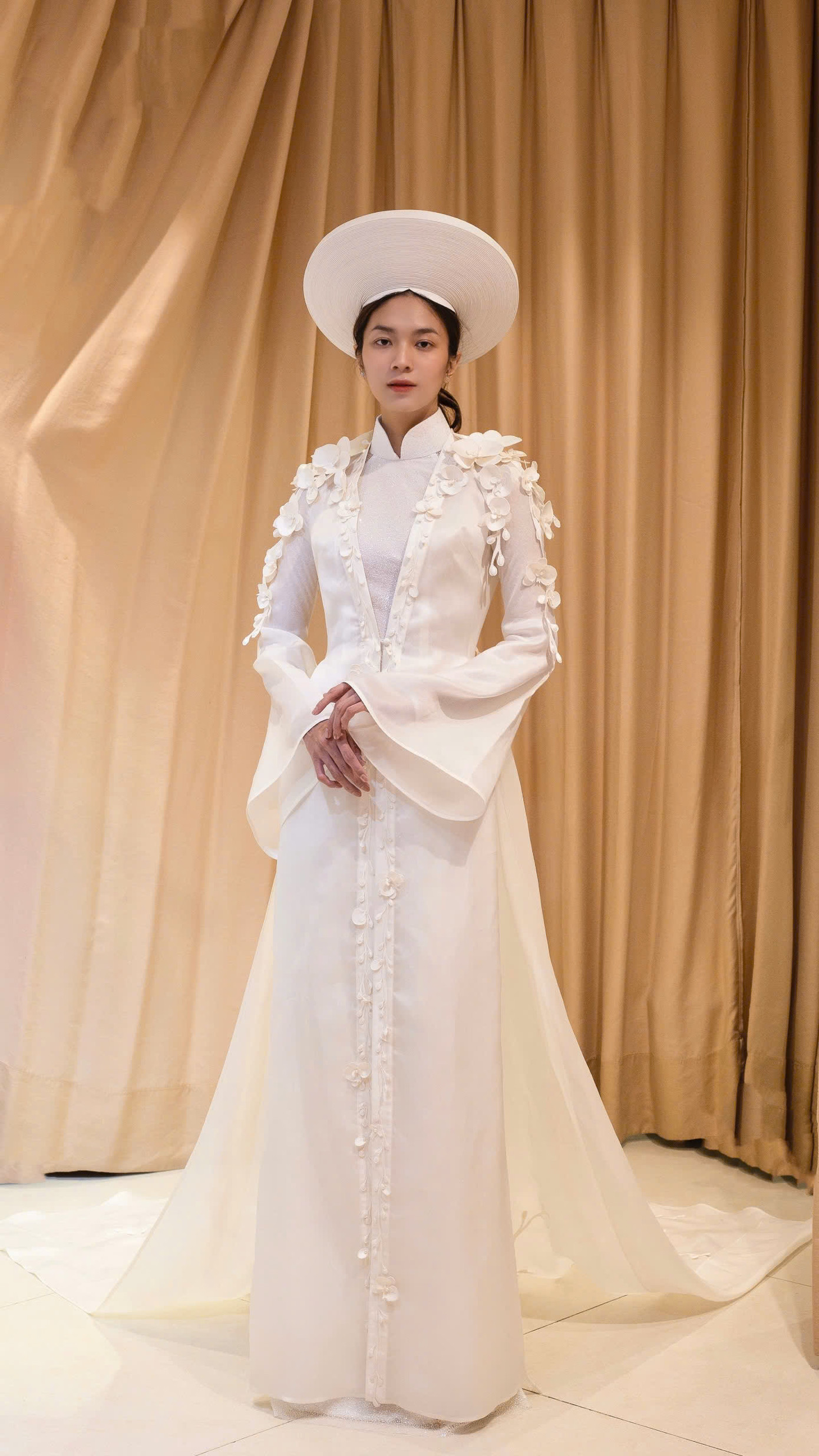 Áo dài chi tiết rồng phượng trên bàn thờ gia tiên, trang phục phong cách 2000 đổ bộ sàn thời trang.