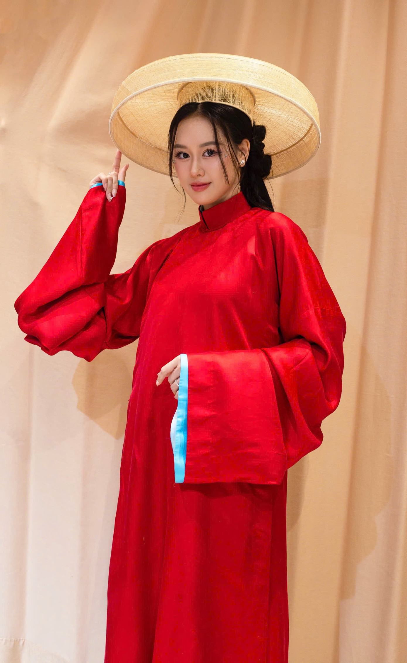 Áo dài chi tiết rồng phượng trên bàn thờ gia tiên, trang phục phong cách 2000 đổ bộ sàn thời trang.