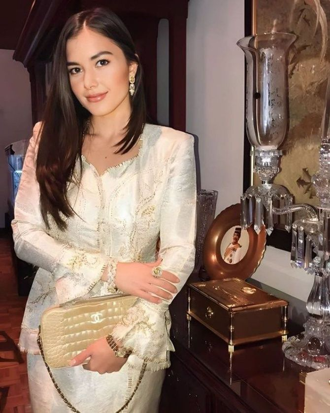 Vợ của Hoàng tử Mateen tốt nghiệp Đại học Bath ở Anh, ngôi trường nổi tiếng với các nghiên cứu tiên tiến, tập trung vào quản lý và kinh doanh.