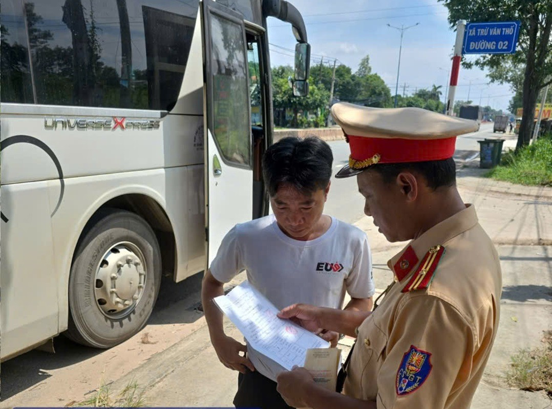 Tài xế điều khiển xe ô tô chạy lấn làn trên quốc lộ 13 bị CSGT xử phạt. Ảnh: T.T